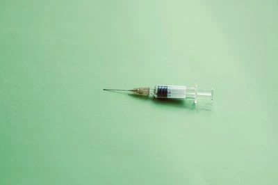 Od puščanja do tesnjenja: materiali in dinamika tesnjenja igel za prenos H₂O₂